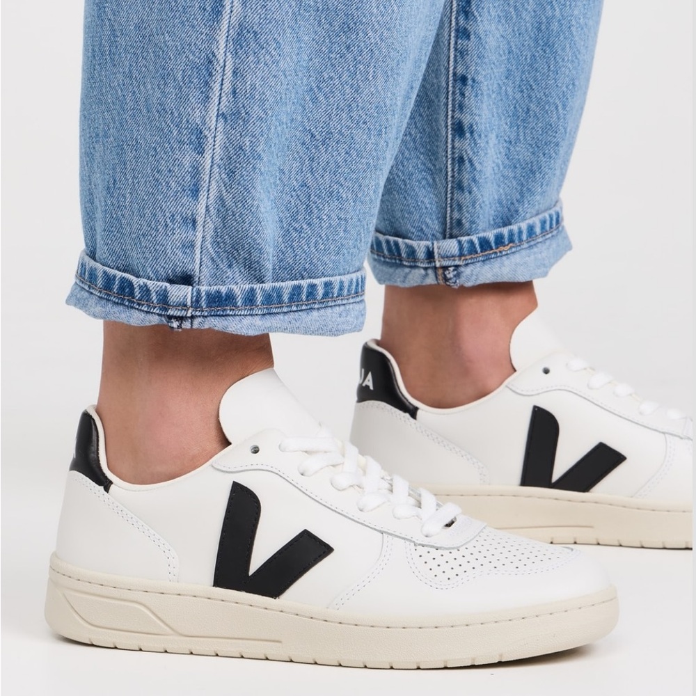Women’s Veja V-10 White Black Lace Up Sneakers size 8
